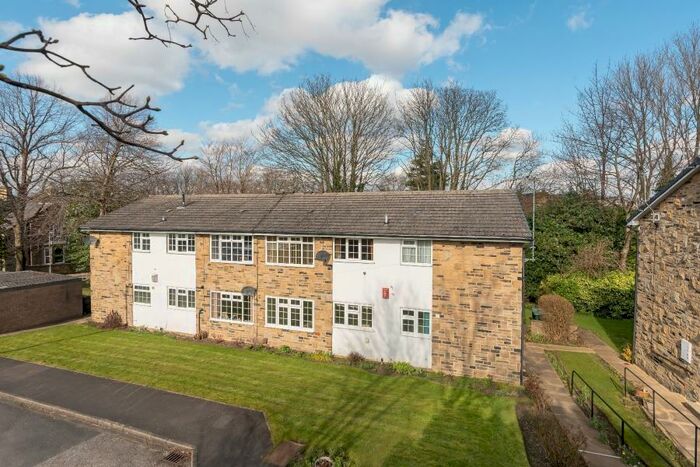 2 Bedroom Flat To Rent In Chestnut Court, Moor Head, Shipley, West Yorkshire, BD18