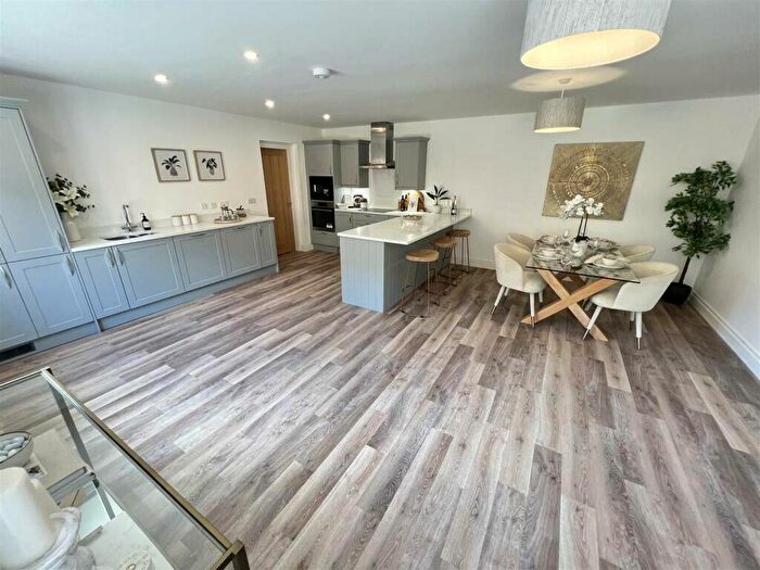 3 Bedroom End Of Terrace House For Sale In Barnston, Wirral, CH61