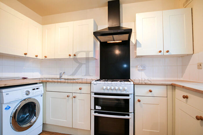 3 Bedroom Flat To Rent In Otto Street, SE17