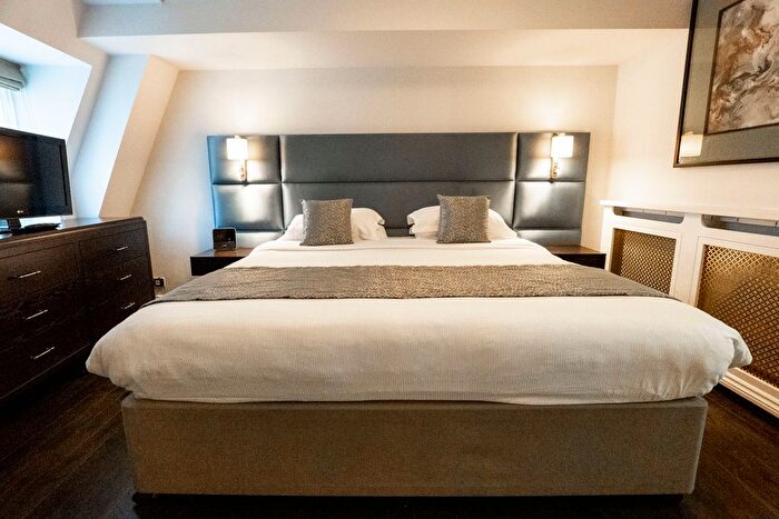 3 Bedroom Flat To Rent In Prince Of Wales Terrace, Kensington, London, W8