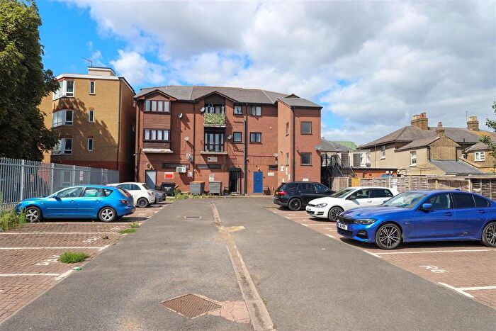 1 Bedroom Flat For Sale In High Street, Yiewsley, West Drayton, UB7