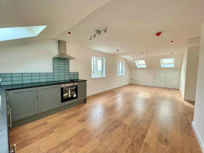 3 Bedroom Flat To Rent In Main Street, Barry, CF63