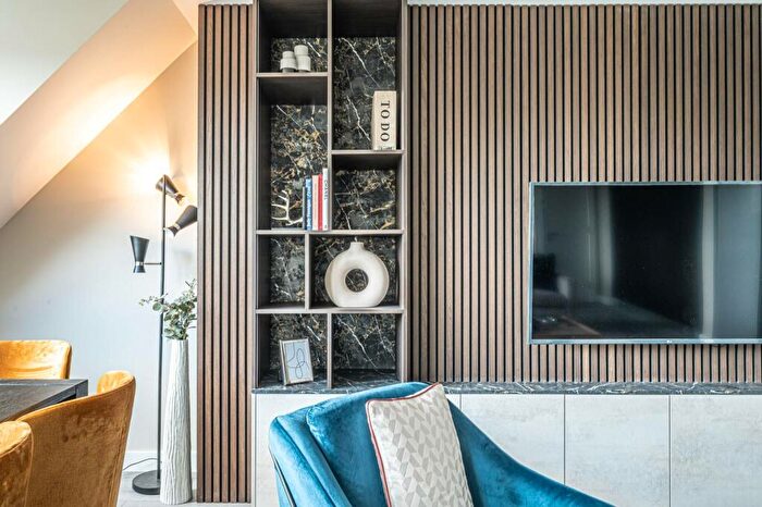 3 Bedroom Flat To Rent In The Ridgeway, Golders Green, London, NW11