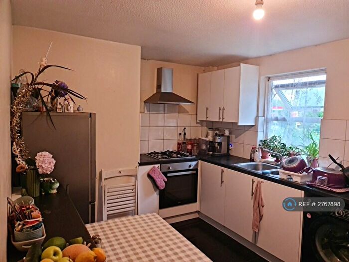 2 Bedroom Flat To Rent In Hope Close, London, SE12