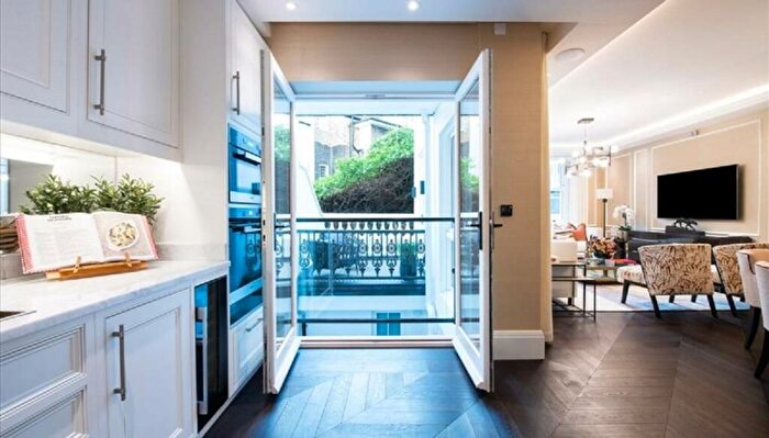 3 Bedroom Flat To Rent In Prince Of Wales Terrace, London, W8