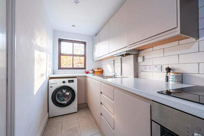 2 Bedroom Flat To Rent In Osbaldeston Road, , Stoke Newington, London, N16