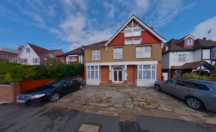 Terraced House To Rent In Grove Park, London, E11