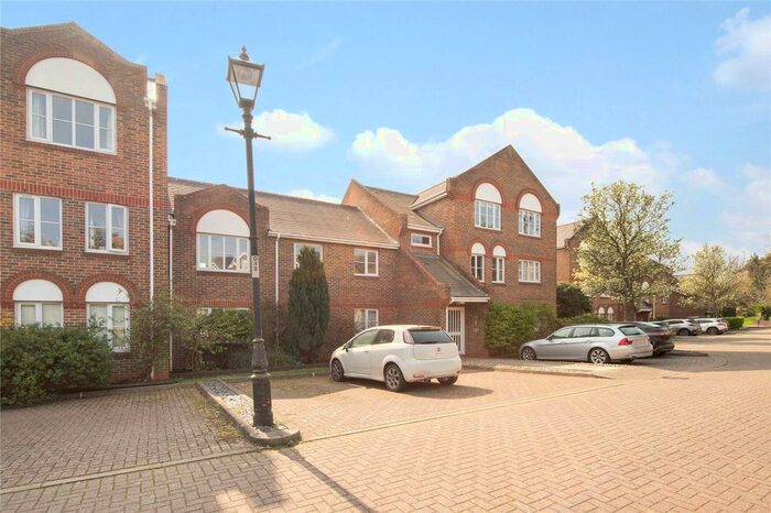 2 Bedroom Flat To Rent In Catherine Drive, Richmond, Surrey, TW9