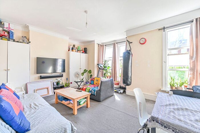 2 Bedroom Flat For Sale In Kempe Road, Queen's Park, London, NW6