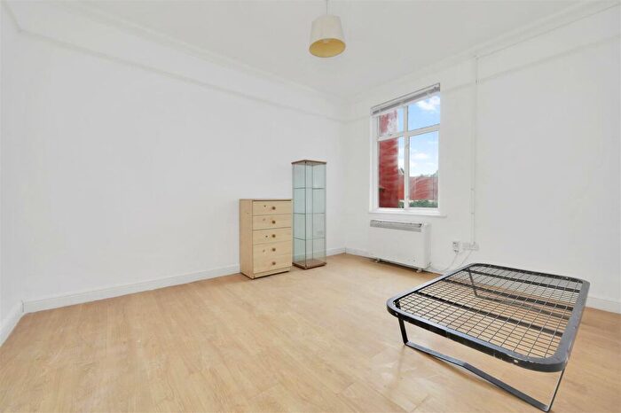 2 Bedroom Flat To Rent In Brondesbury Park, London, NW2