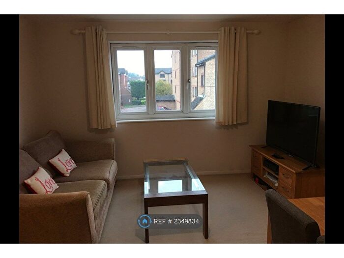 2 Bedroom Flat To Rent In Blackdown Close, London, N2
