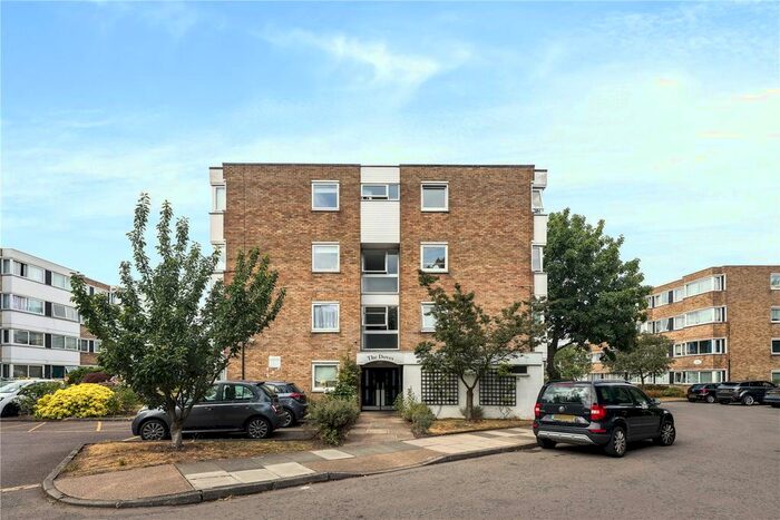2 Bedroom Flat To Rent In Queenswood Gardens, Aldersbrook, London, E11