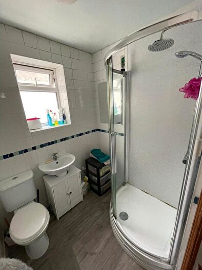 6 Bedroom House To Rent In Gwydr Crescent, Uplands, SA2