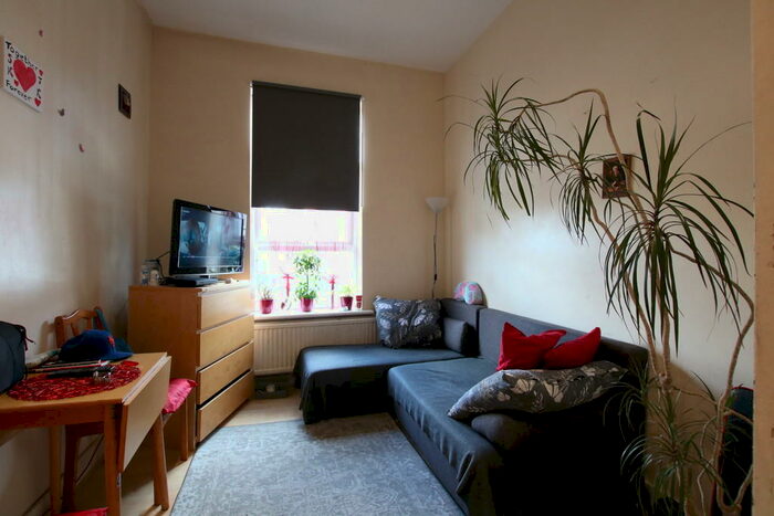 2 Bedroom Flat To Rent In High Road, Willesden, London, NW10