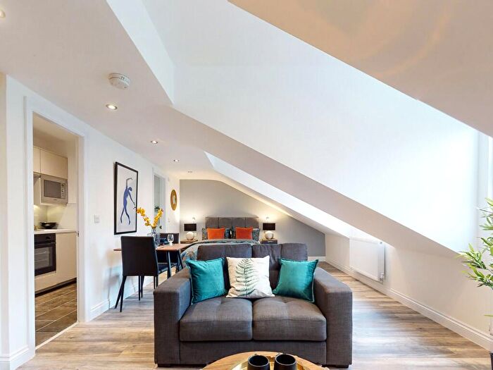 Apartment To Rent In Apt, Hyde Terrace #, LS2