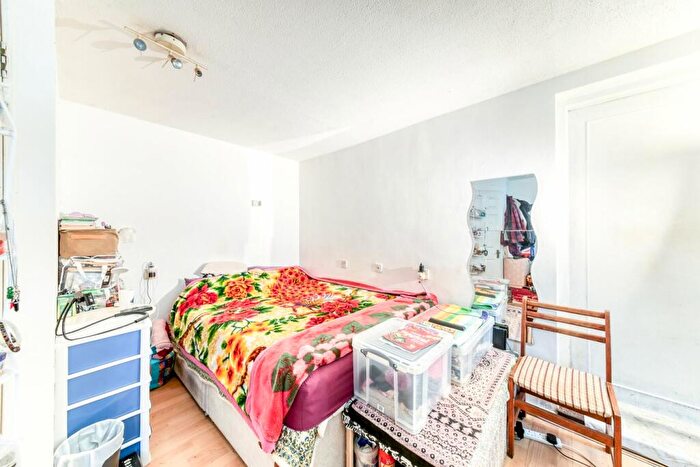 1 Bedroom Flat For Sale In Illingworth Close, Mitcham, CR4