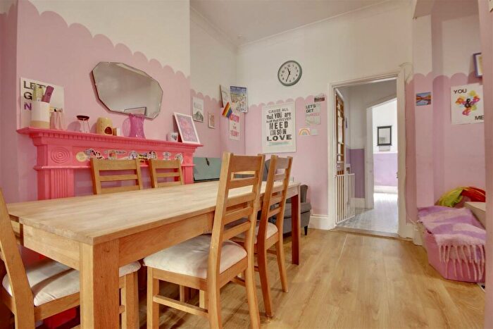 2 Bedroom Flat For Sale In Francis Avenue, Southsea, PO4