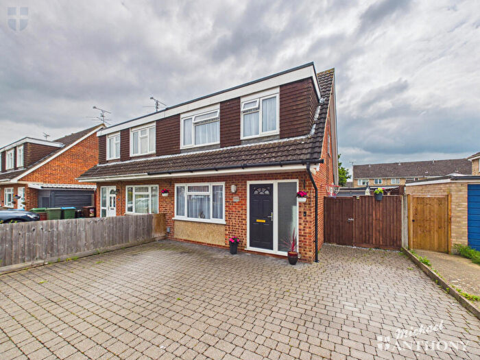 3 Bedroom Semi-Detached House For Sale In Rowland Way, Aylesbury, HP19