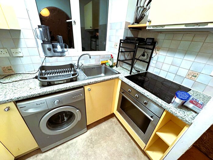 1 Bedroom Flat To Rent In Fenman Gardens, Ilford, IG3