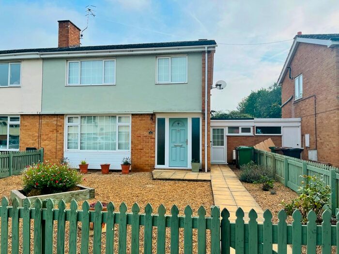3 Bedroom Semi-Detached House For Sale In Meadow Road, Evesham, WR11