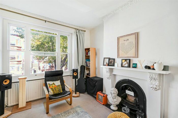 2 Bedroom Flat To Rent In Curwen Road, Shepherds Bush, London, W12