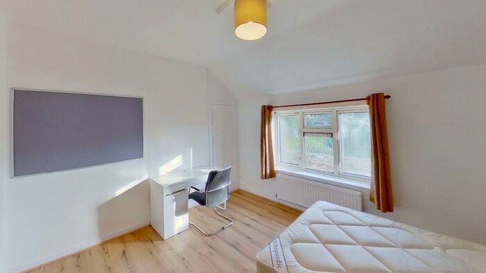 6 Bedroom Semi-Detached House To Rent In The Chase, Guildford., GU2