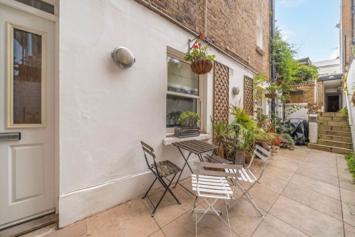 3 Bedroom Flat To Rent In Cromwell Road, Earls Court, SW5