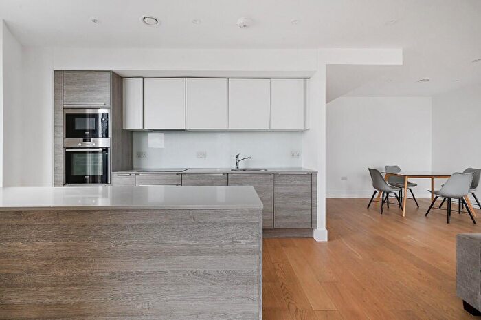 3 Bedroom Flat To Rent In Kingsland High Street, London, E8