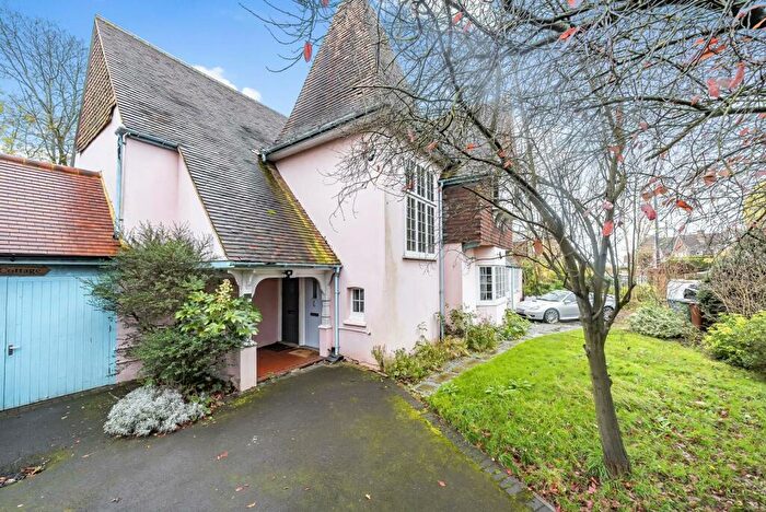 2 Bedroom Maisonette To Rent In Elm Park Road, Pinner, HA5