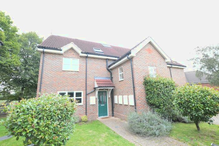 2 Bedroom Flat To Rent In Banfield Court, London Colney, AL2