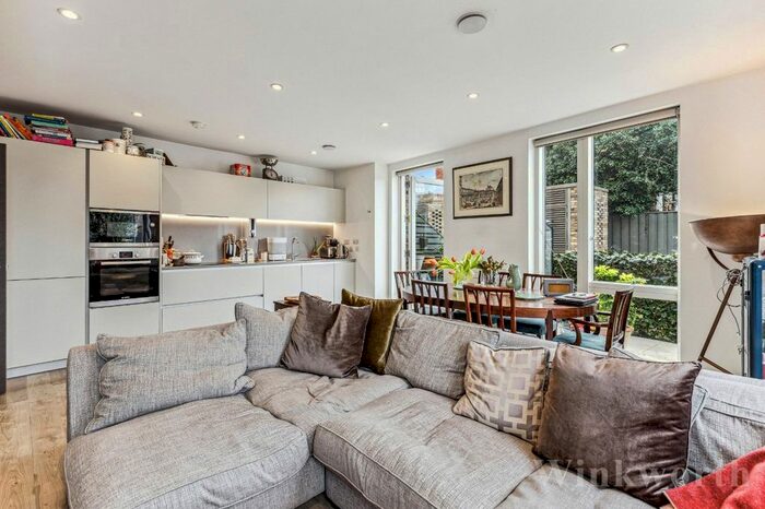 3 Bedroom Flat To Rent In Woods Road, London, Peckham, SE15