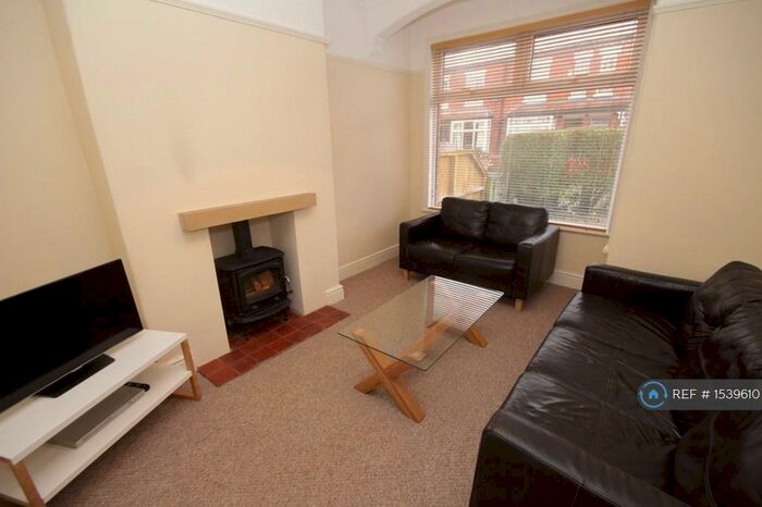 4 Bedroom Semi-Detached House To Rent In Leyland Avenue, Manchester, M20