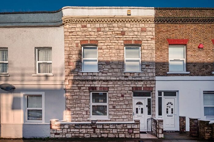 3 Bedroom Semi Detached House For Sale In Cricklewood Lane, London, NW2