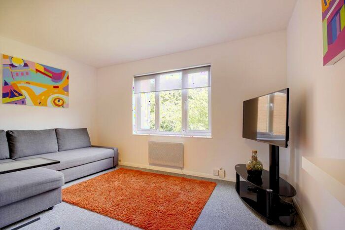 1 Bedroom Flat For Sale In Maltby Drive, Enfield, EN1
