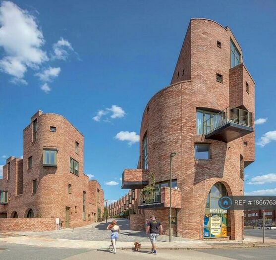 2 Bedroom Penthouse To Rent In Edgewood Mews, London, N3