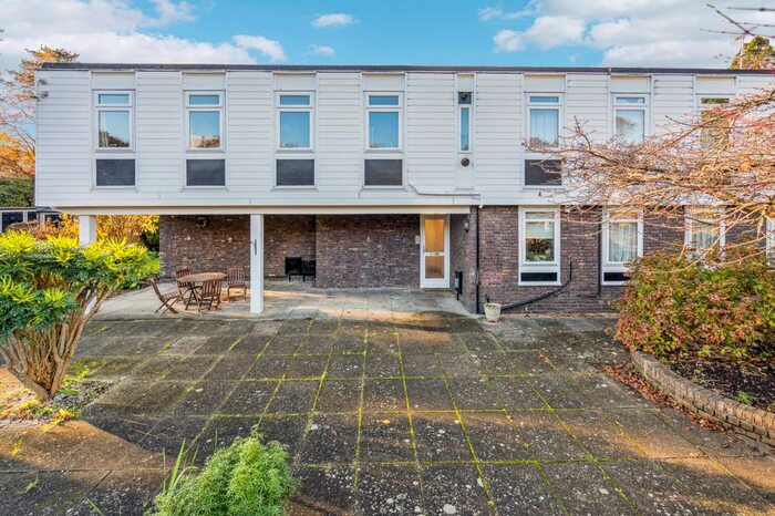 1 Bedroom Flat For Sale In Larchmoor Park, Gerrards Cross Road, Stoke Poges, SL2