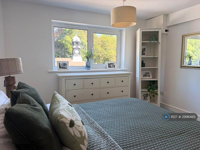 2 Bedroom Flat To Rent In Gledhow Wood Close, Leeds, LS8