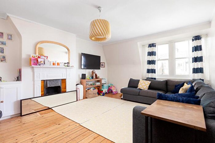 3 Bedroom Flat To Rent In Howitt Road, Belsize Park, NW3
