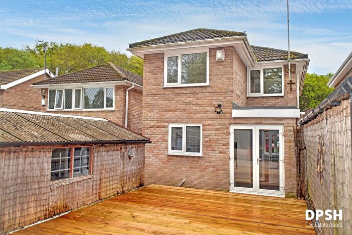 3 Bedroom Detached House For Sale In Southleigh Road, Leeds, LS11