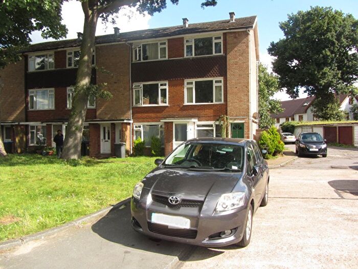 2 Bedroom Maisonette To Rent In Beech Grove, Addlestone, KT15