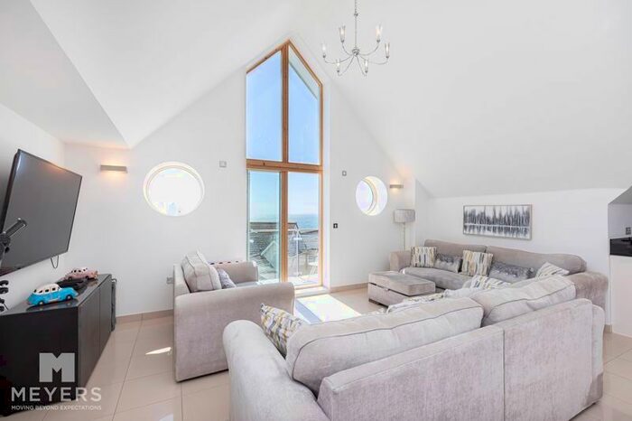 2 Bedroom Flat To Rent In Honeycombe Beach, Honeycombe Chine, Bournemouth, BH5