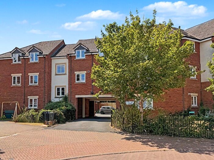 2 Bedroom Apartment For Sale In Dennetts Close, Daventry, Northamptonshire, NN11
