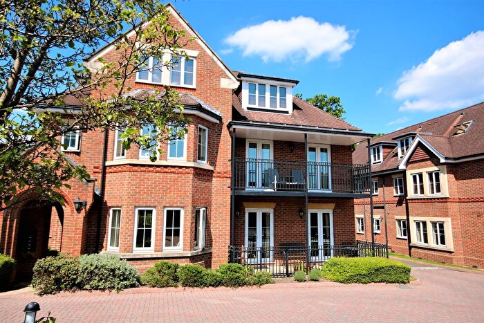 2 Bedroom Flat To Rent In Yew Barton Court, Aldershot Road, Fleet, Hampshire, GU52