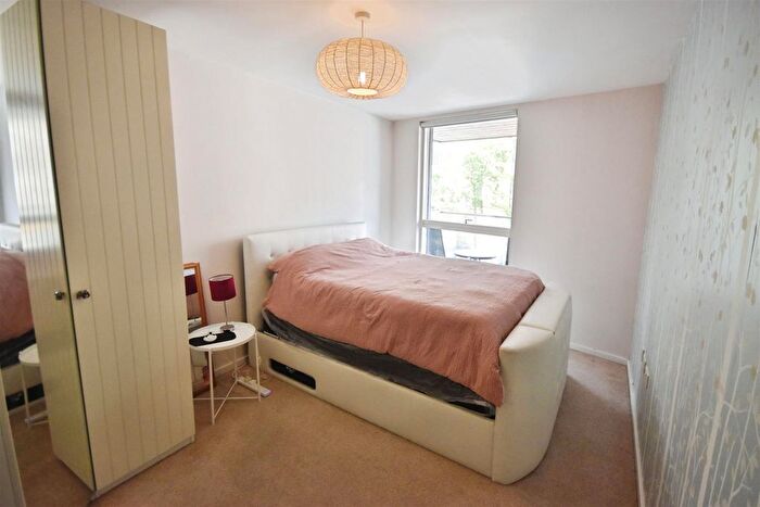 1 Bedroom Flat For Sale In High Street, Brentford, TW8