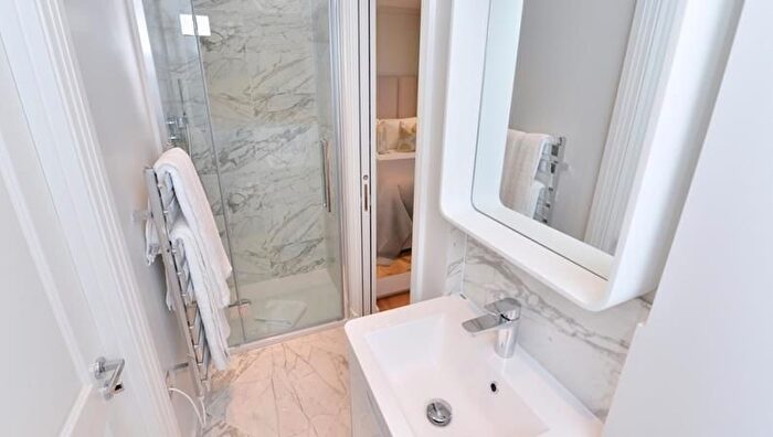 1 Bedroom Flat To Rent In Hill Street, Mayfair, W1J