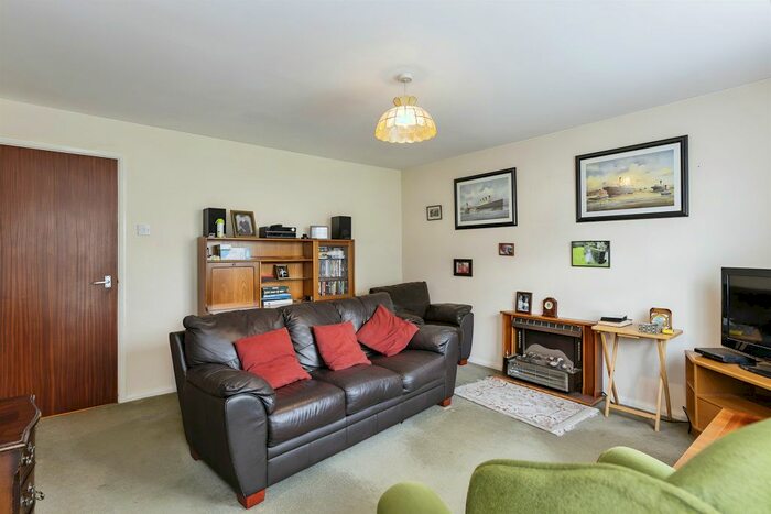 2 Bedroom Flat For Sale In Pembroke Way, Birmingham, B28