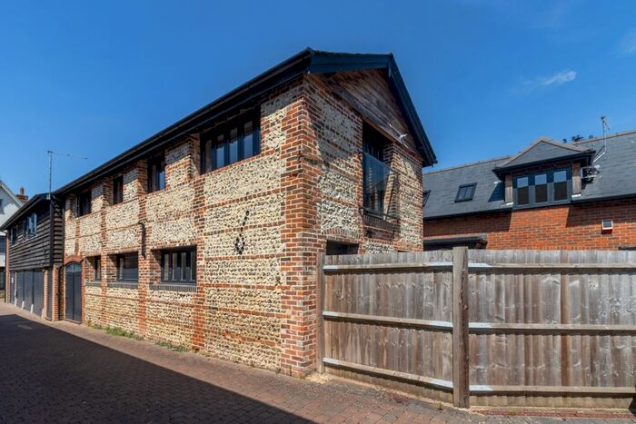 2 Bedroom Flat To Rent In Stiles Yard, Alresford, Hampshire, SO24