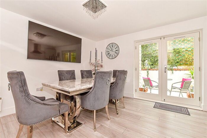 2 Bedroom Flat For Sale In Pembury Road, Tonbridge, Kent, TN9