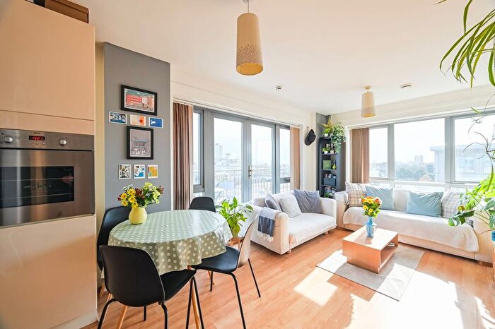 2 Bedroom Flat For Sale In Thomas Fyre Drive, Bow, London, E3
