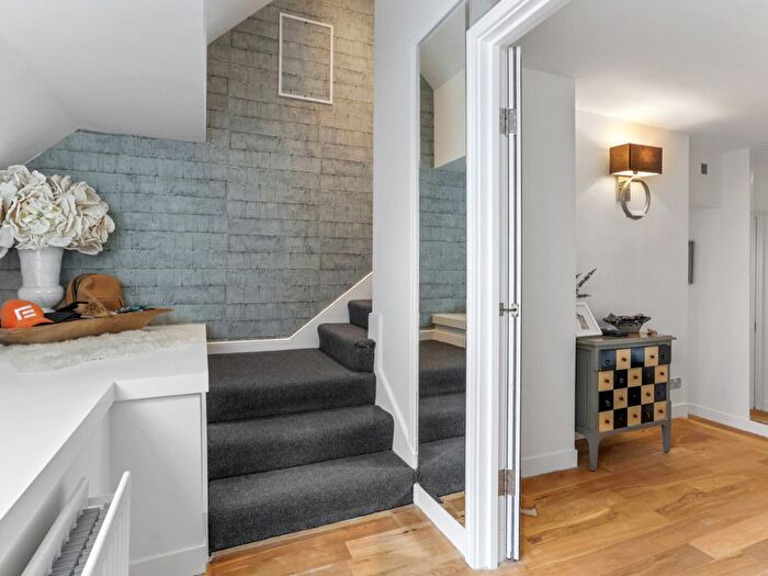 2 Bedroom Flat For Sale In Grosvenor Road, London, SW1V